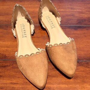 Journee Collection Women's Brown Scalloped Flats